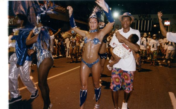 Apresentação da Novo Império no carnaval de 1998: retorno após seis anos de afastamento e desfile na Avenida Jerônimo Monteiro