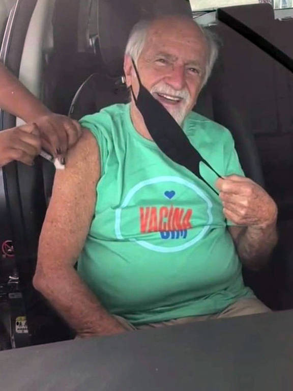 O ator Ary Fontoura, de 88 anos, foi vacinado contra a Covid nesta terça-feira, 9 de fevereiro, no Rio. Crédito: Reprodução/Instagram portalg1
