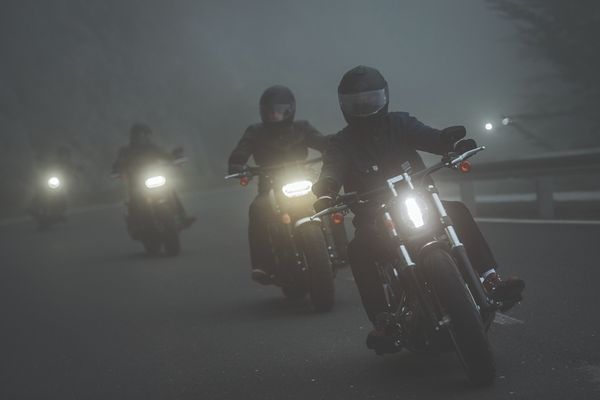 Capacetes fechados são bons no frio, e uma balaclava ou envoltório de pescoço manterá o queixo e pescoço protegidos.