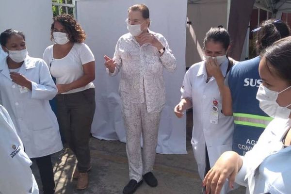 De acordo com a filha Rebeca Abravanel, Silvio Santos foi vacinado contra a Covi-19 na tarde desta quarta-feira (10)