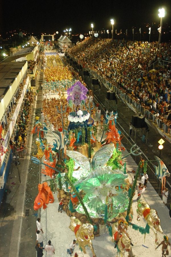 Desfile campeão da Mocidade Unida da Glória no carnaval de 2005