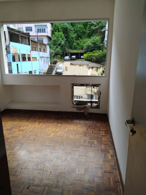 Explosão em prédio no Centro de Vitória por Corpo de Bombeiros