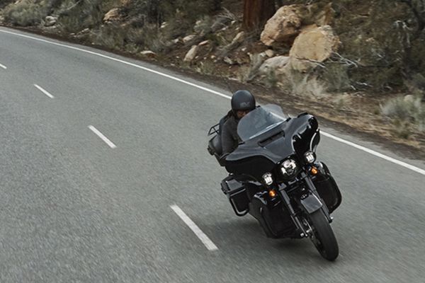 Se uma rajada de vento atingir pela esquerda, o motociclista deve inclinar-se e empurrar o guidão para o lado esquerdo.