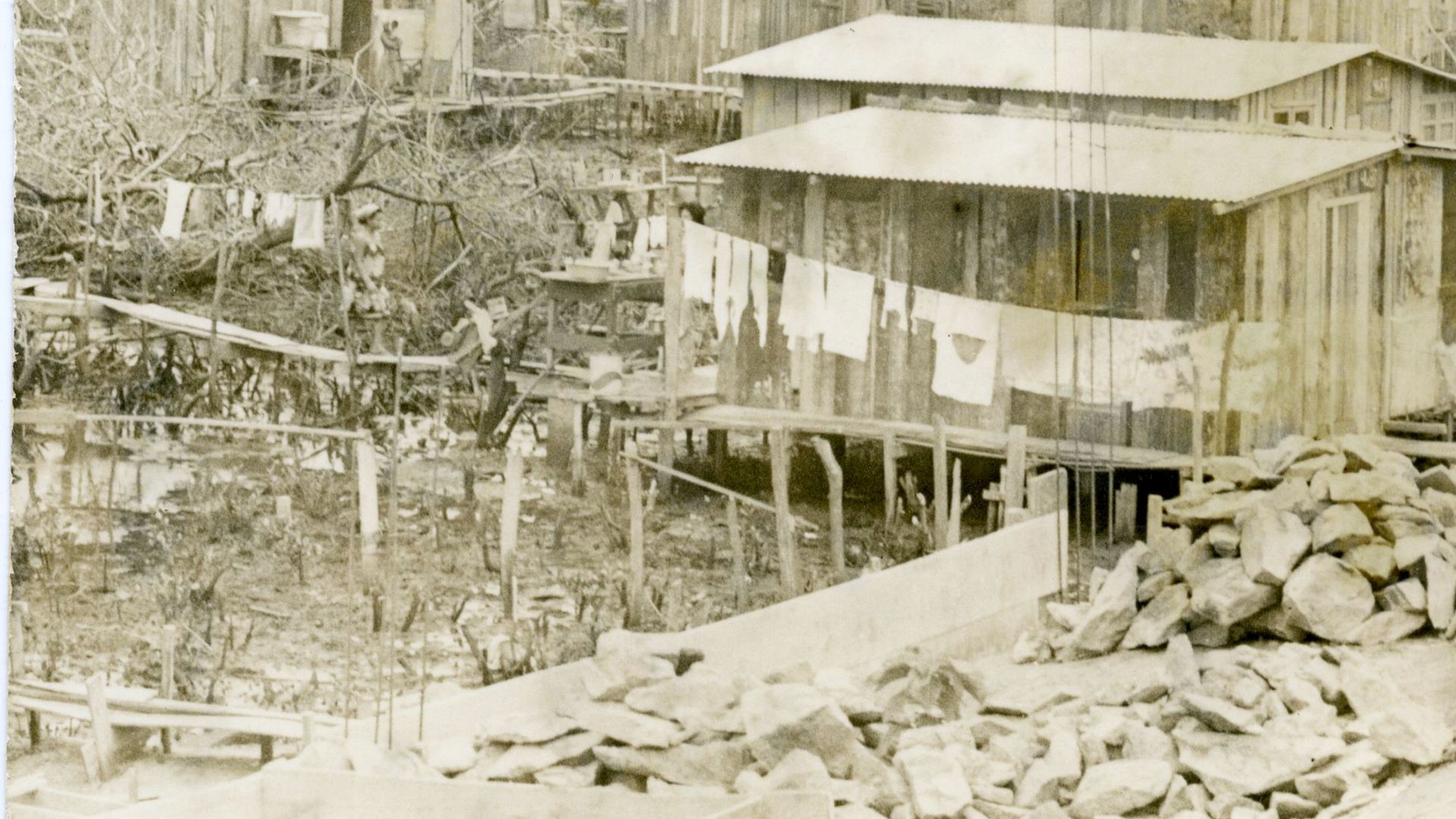 Barracos erguidos sobre palafitas no bairro São Pedro, em 1981