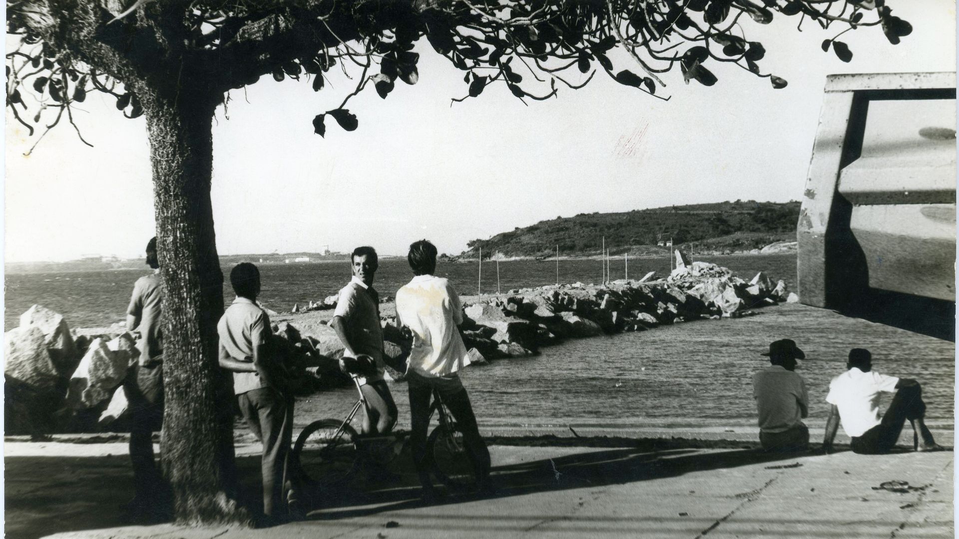 Grupo observa as obras da Comdusa na Praia do Canto , em 1971