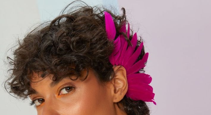 Aposte no glitter, na maquiagem, nos acessórios e em peças de roupa para deixar a festa em casa animada e com estilo