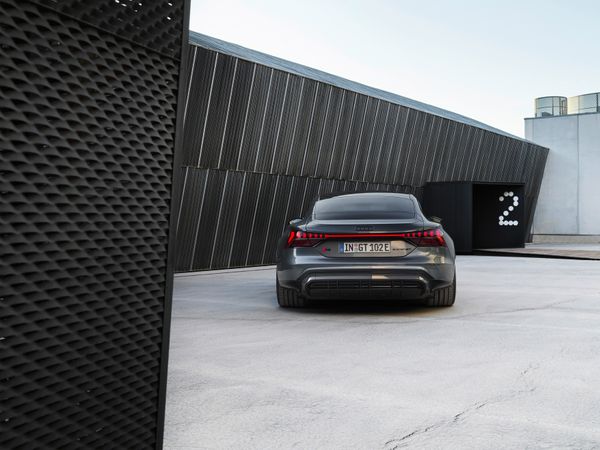 A bateria de alta voltagem pode armazenar 85 kWh de energia nos dois modelos