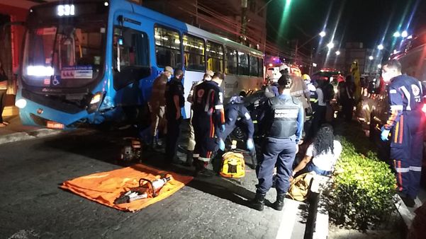 Acidente de trânsito na Avenida Maruípe, em Vitória, na noite desta quinta-feira (11)