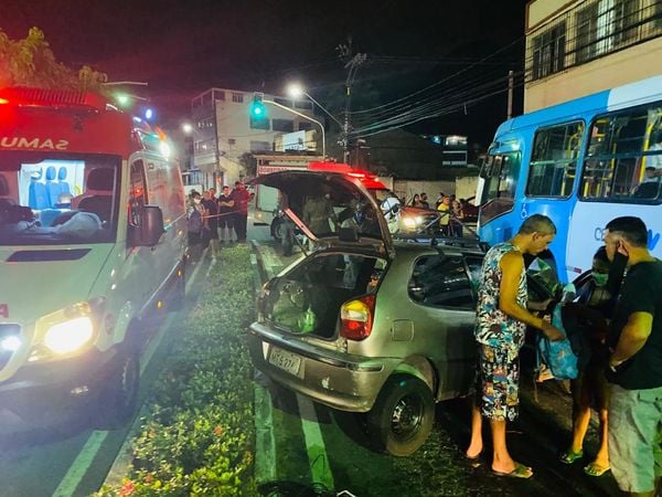 Acidente entre carro e ônibus do Transcol deixou, pelo menos, duas pessoas feridas