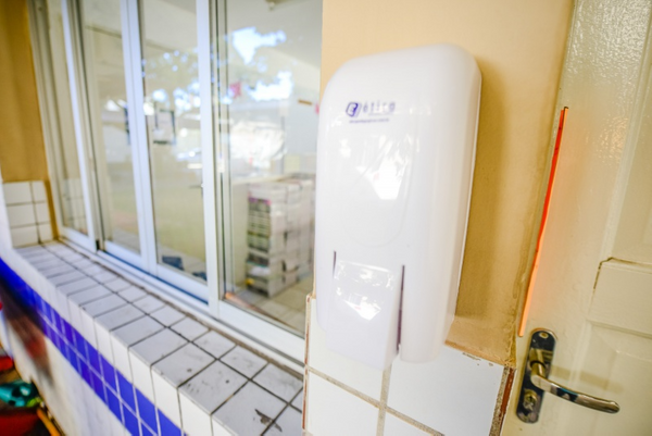 Dispensers de álcool em gel estarão à disposição nas escolas de Vitória. Crédito: Leonardo Silveira/PMV