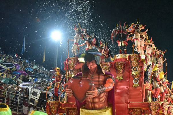 Sob forte chuva, a MUG encantou em 2018 conquistando mais um título do carnaval capixaba . Crédito: Fernando Madeira