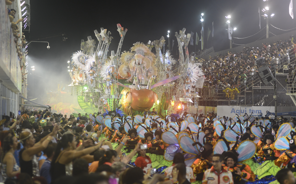 No desfile de 2015, a MUG apostou em um enrede irreverente e, com uma apresentação ultracolorida, foi campeã, levantando a arquibancada. Crédito: Vitor Jubini