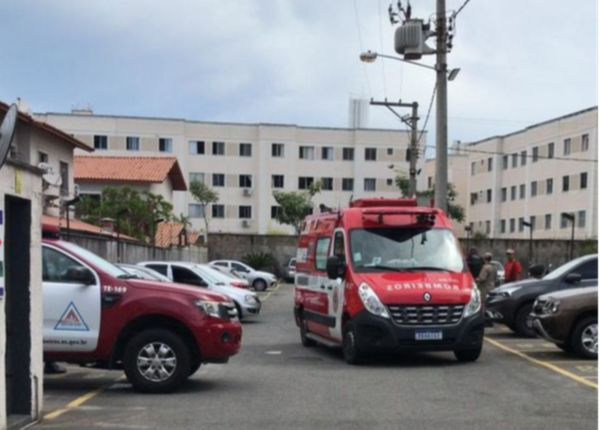 Bombeiros estiveram no condomínio onde apartamento pegou fogo, em Colina de Laranjeiras, na Serra. Crédito: Leandro Tedesco