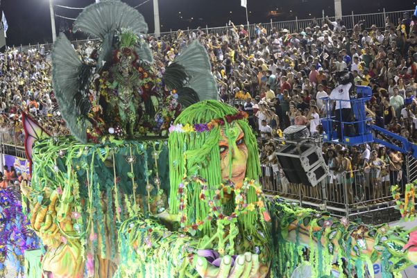 Carro abre-alas do desfile da Independentes de Boa Vista, no carnaval de 2014