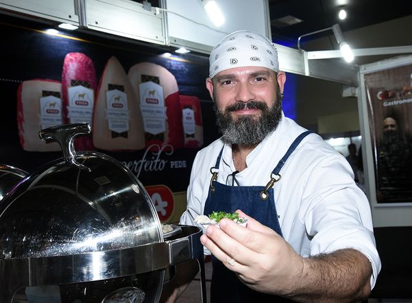 Chef Robson Della Fonte participa da Confraria Gourmet do Cerimonial Steffens, na Serra