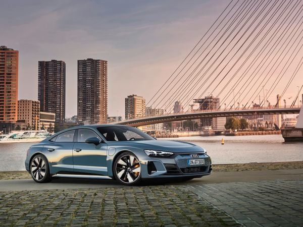 O compartimento de bagagem fornece um volume de 405 litros no e-tron GT quattro