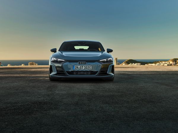 O e-tron GT quattro acelera de zero a 100 km/h em 4,1 segundos, enquanto o modelo RS precisa de 3,3 segundos