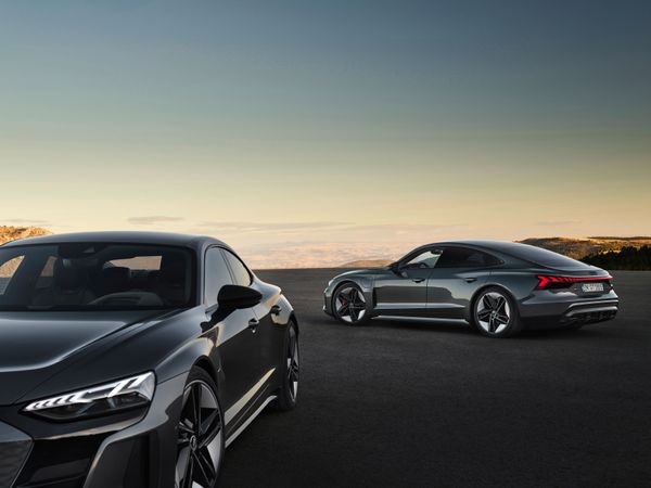 O e-tron GT quattro e o RS e-tron GT normalmente rodam com tração elétrica nas quatro rodas – somente o modo “efficiency” do Audi drive select prioriza tração dianteira