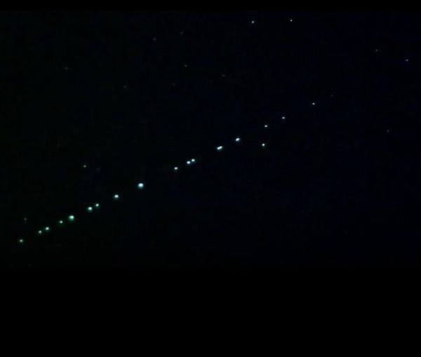 Satélites sendo colocados em órbita criaram rastro de luzes no céu nesta quarta-feira (10)