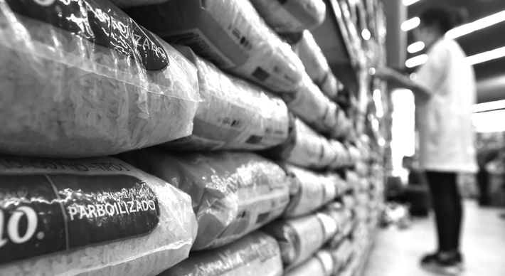 Enquanto alguns brasileiros passam quase incólumes pela crise, estourando as vendas de setores do mercado de luxo, por exemplo, outros milhões precisam cortar até mesmo gastos essenciais, como medicamentos e moradia
