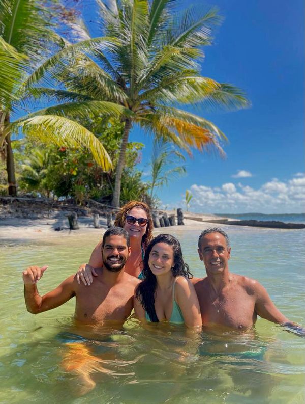 Cesinha e Adriana Saade e os filhos Isabela e César Neto: férias na praia de Taipu de Fora, Maraú, Bahia
