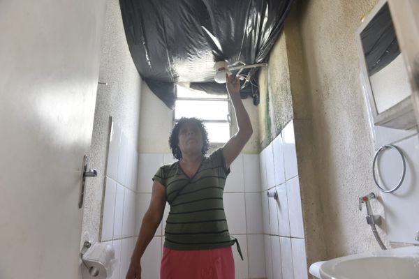 Eliane Gomes, irmã de moradora do bloco 14 do Residencial Vila Velha, em Jabaeté, mostra queda do teto do banheiro