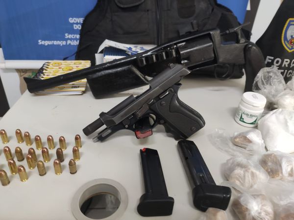 Entre o material apreendido está uma espingarda de fabricação caseira e uma pistola calibre 380 por Divulgação | Polícia Civil