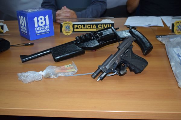 Entre o material apreendido está uma espingarda de fabricação caseira e uma pistola calibre 380 por Divulgação | Polícia Civil