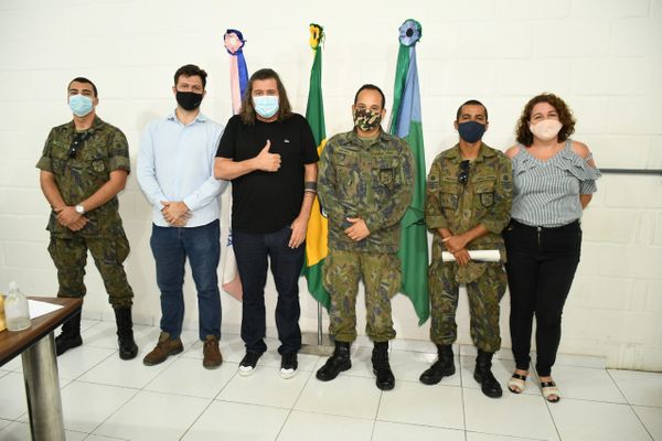 Equipe da Aeronáutica com o prefeito de São Mateus