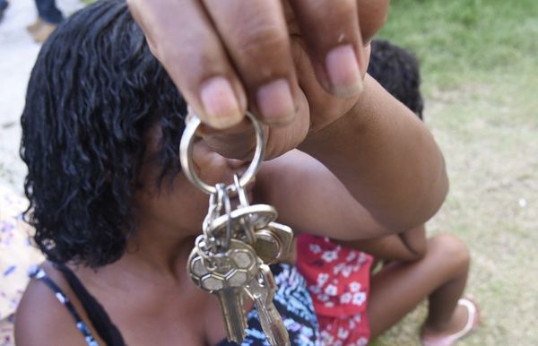 Lucimar Viana da Silva, 58, moradora do Residencial Vila Velha, mostra as chaves da casa que teve que desocupar às pressas no meio da noite