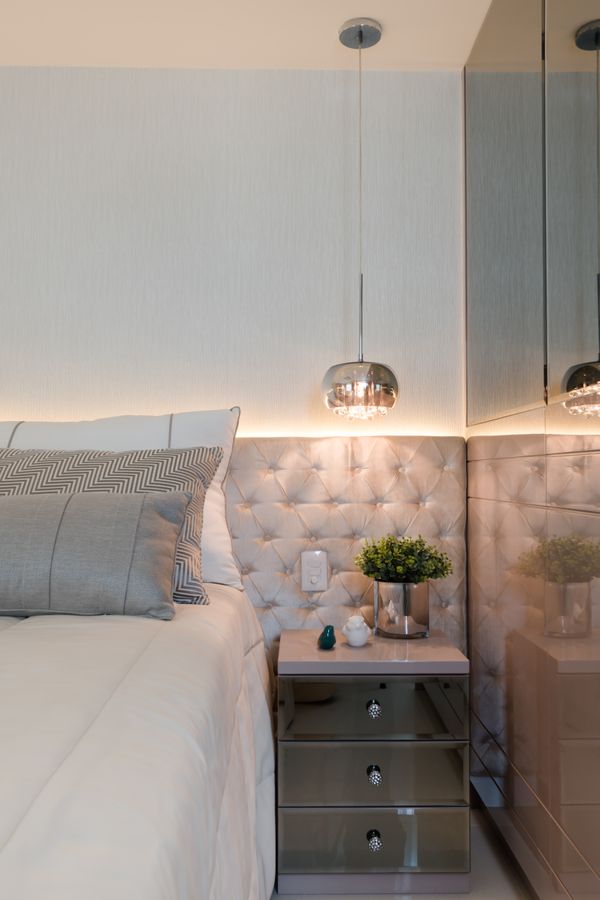 Luzes de LED amareladas são as mais recomendadas para espaços íntimos como salas e quartos.  por Camila Santos 