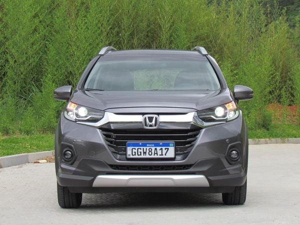 Na frente, o WR-V EXL ostenta uma grade com área cromada mais estreita, com barras longitudinais e acabamentos em black piano, que valoriza o logotipo da Honda ao centro.  por Luiza Kreitlon/AutoMotrix 