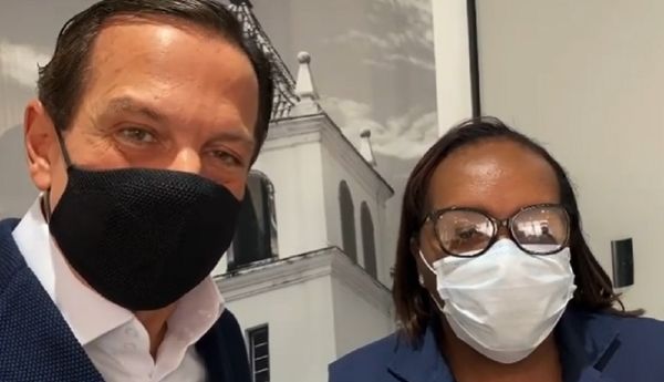 O governador Doria ao lado da enfermeira Monica