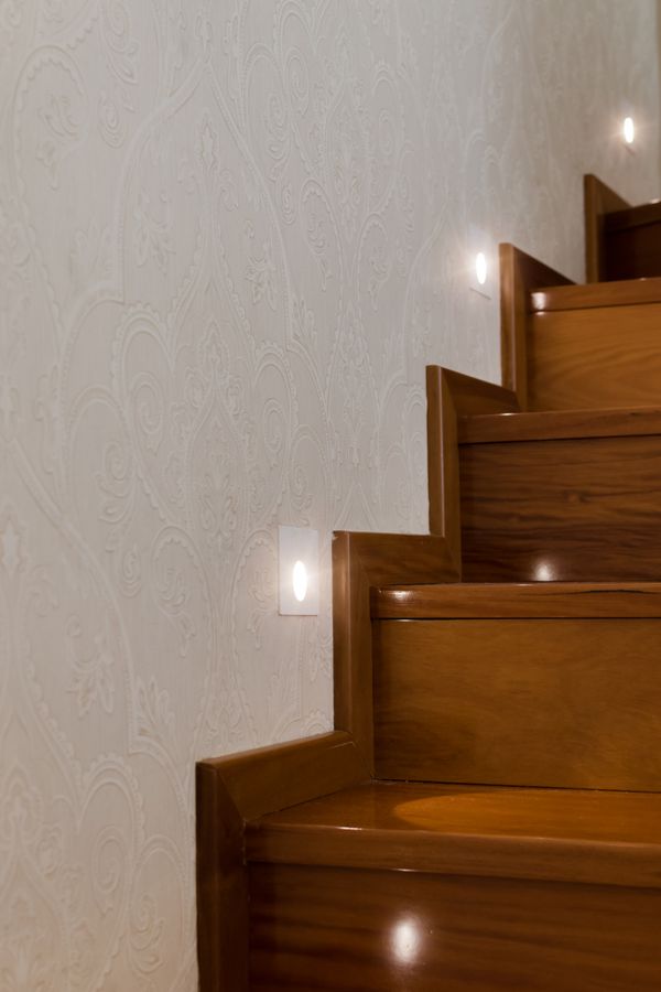 Utilize da iluminação de LED para realçar detalhes decorativos na casa.  por Camila Santos 