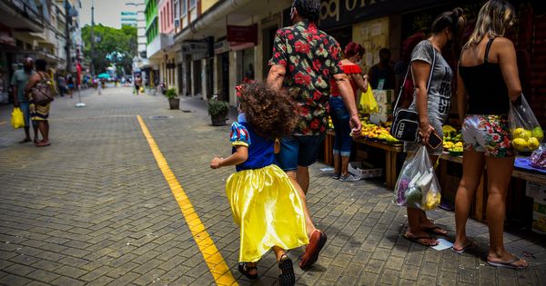 Reduto do carnaval na capital, o Centro viveu um sábado normal após restrições determinadas por conta da pandemia do coronavírus