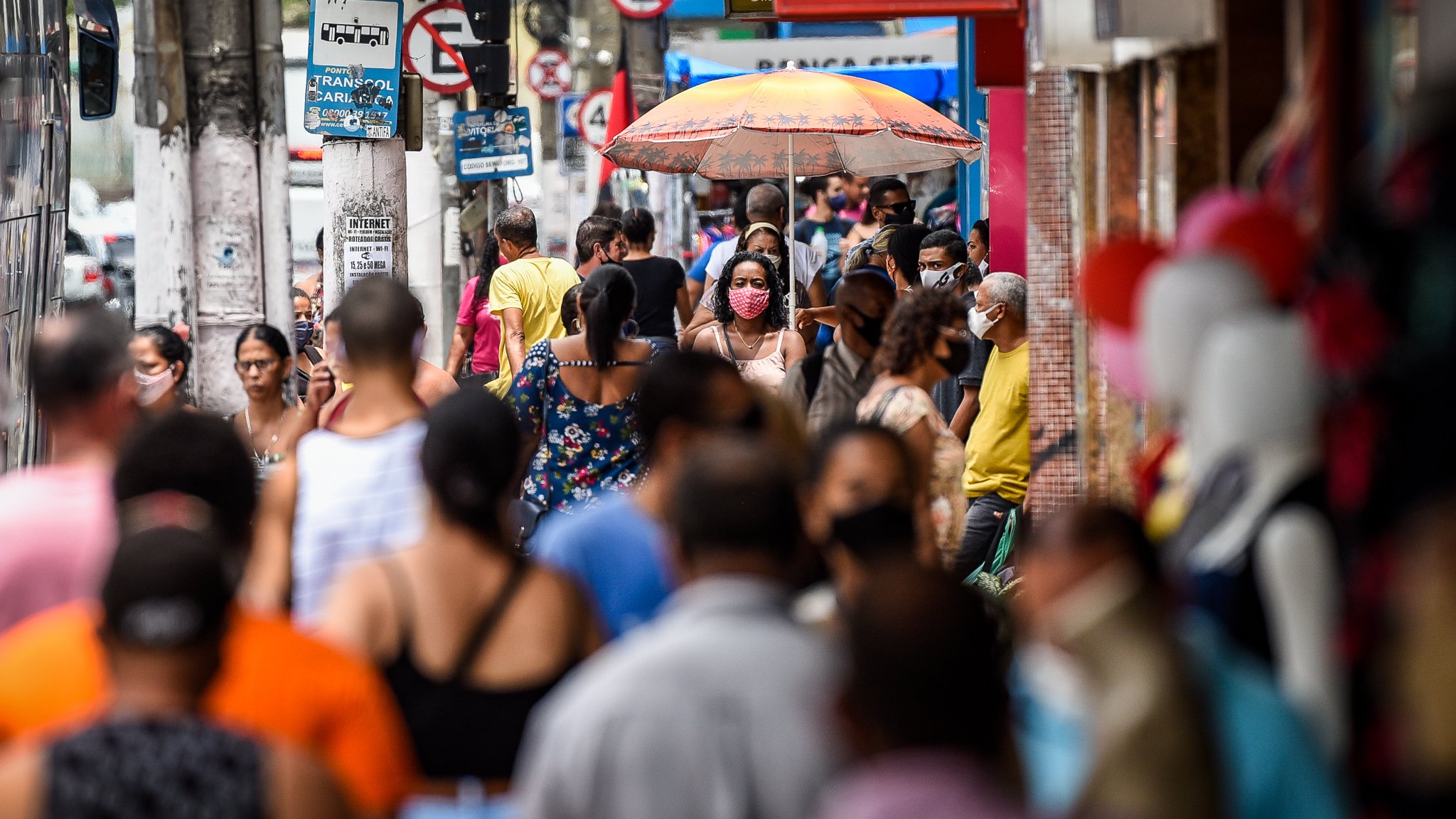 O comércio abriu e os consumidores compareceram à Avenida Jerônimo Monteiro