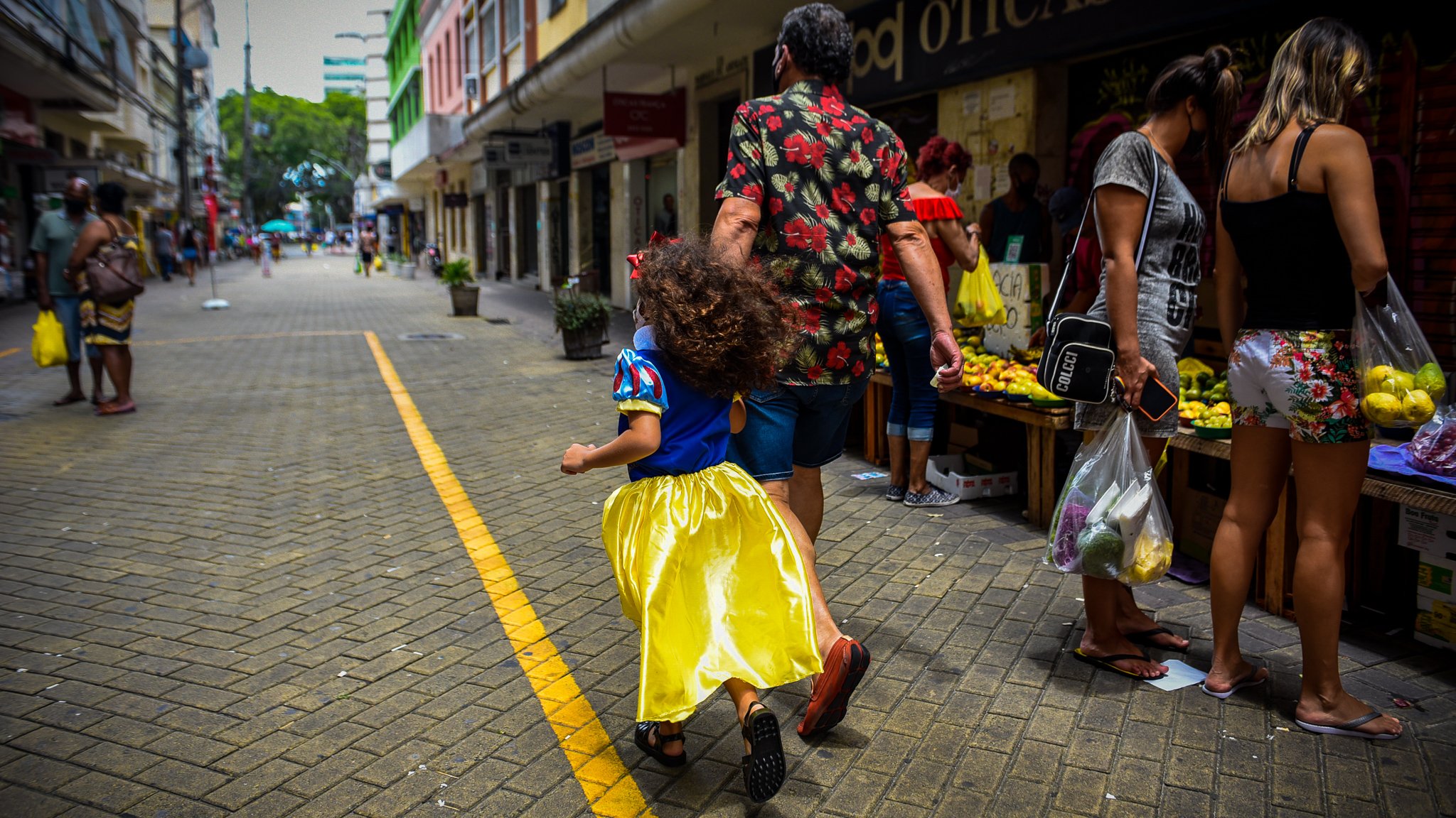 Na fantasia da menina, um pequeno vestígio da maior festa popular do Brasil