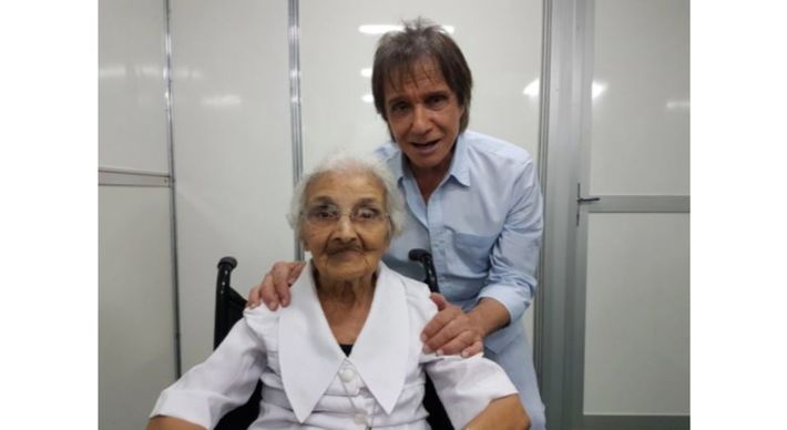 'Amiga de fé, irmã camarada', Fausta Ramos e Roberto Carlos mantiveram contato durante toda carreira do cantor. Foi dela que ele recebeu de presente um medalhão, que usou durante os anos 1960 e 1970, e está presente na capa de discos famosos do Rei