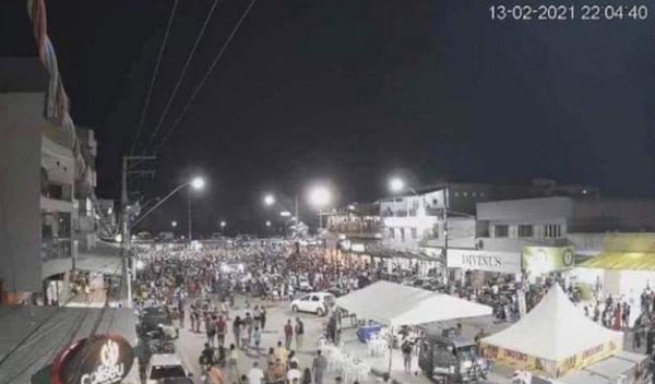 Covid-19: foliões se aglomeram nas ruas de Guriri no sábado de carnaval