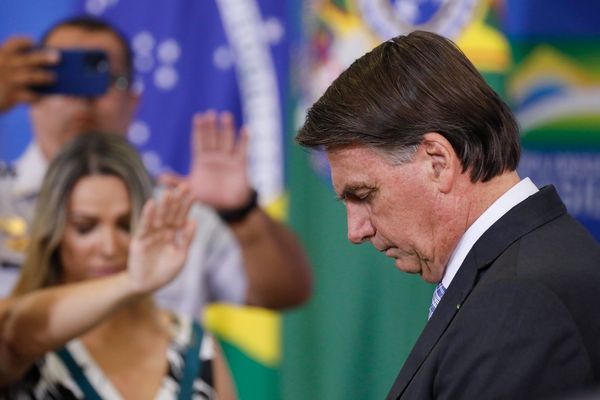 Presidente Jair Bolsonaro recebe orações de apoiadores em evento no Palácio do Planalto