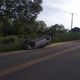 Imagem - Motorista capota carro ao desviar de cachorro na pista em Nova Venécia