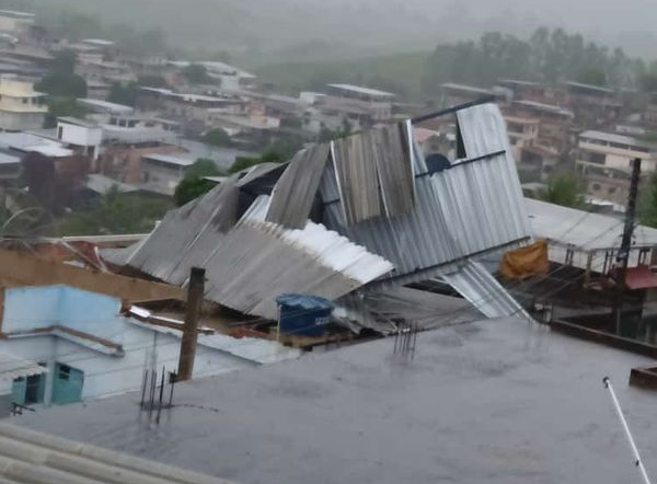Vento arrancou telhado de casa na rua Eduvaldo Della Bela, bairro Monte Cristo  . Crédito: Internauta 