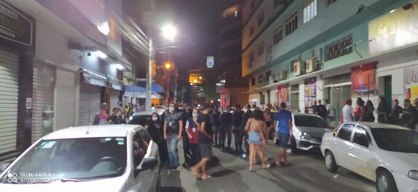 Polícia Militar interrompe aglomerações na porta de bares em Vila Palestina, em Cariacica