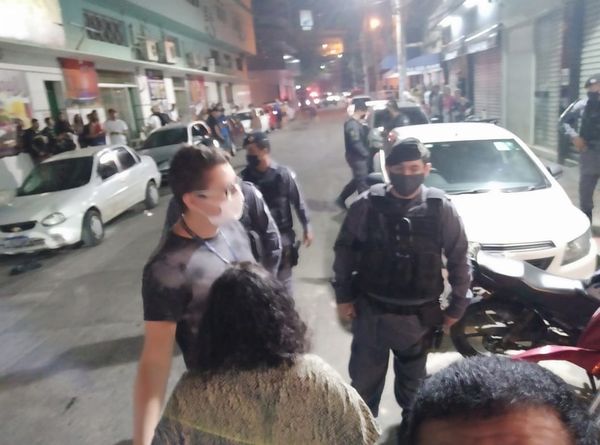 Polícia Militar interrompe aglomerações na porta de bares em Vila Palestina, em Cariacica