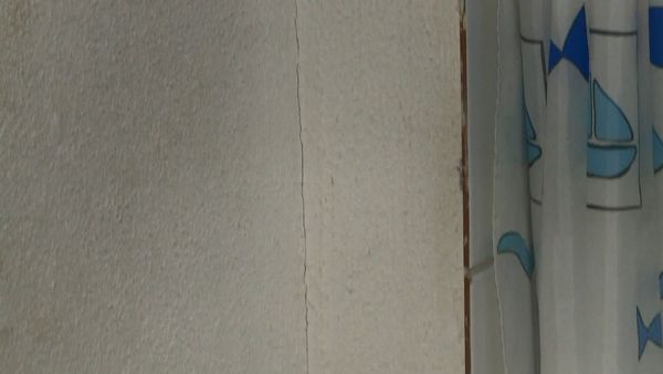 Rachadura aparece em um dos apartamento do Residencial Vila Velha, em Jabaeté, que está com problemas estruturais