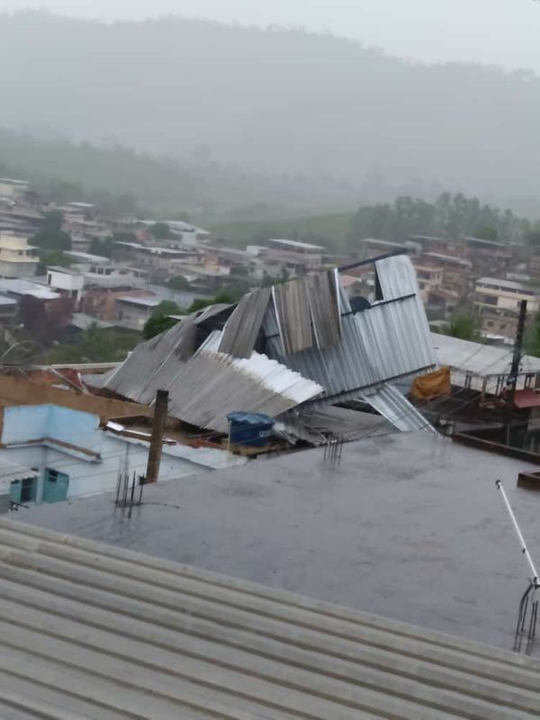 Casa destelhada no bairro Monte Cristo  por Internauta