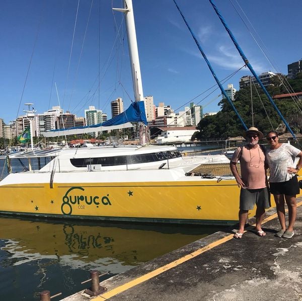 Guta Favarato e Fausto Pignaton, que construíram o Guruçá Cat, anunciaram a venda do veleiro em março de 2020