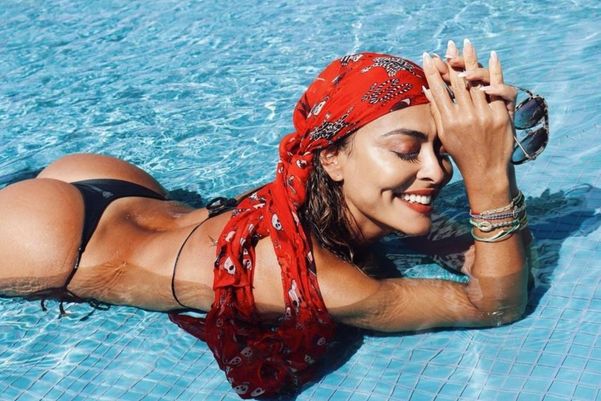 Juliana Paes usa lenço na cabeça