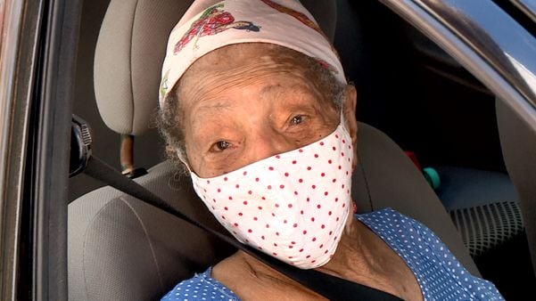 Mulher de 106 anos supera a Covid-19 e deixa hospital no ES