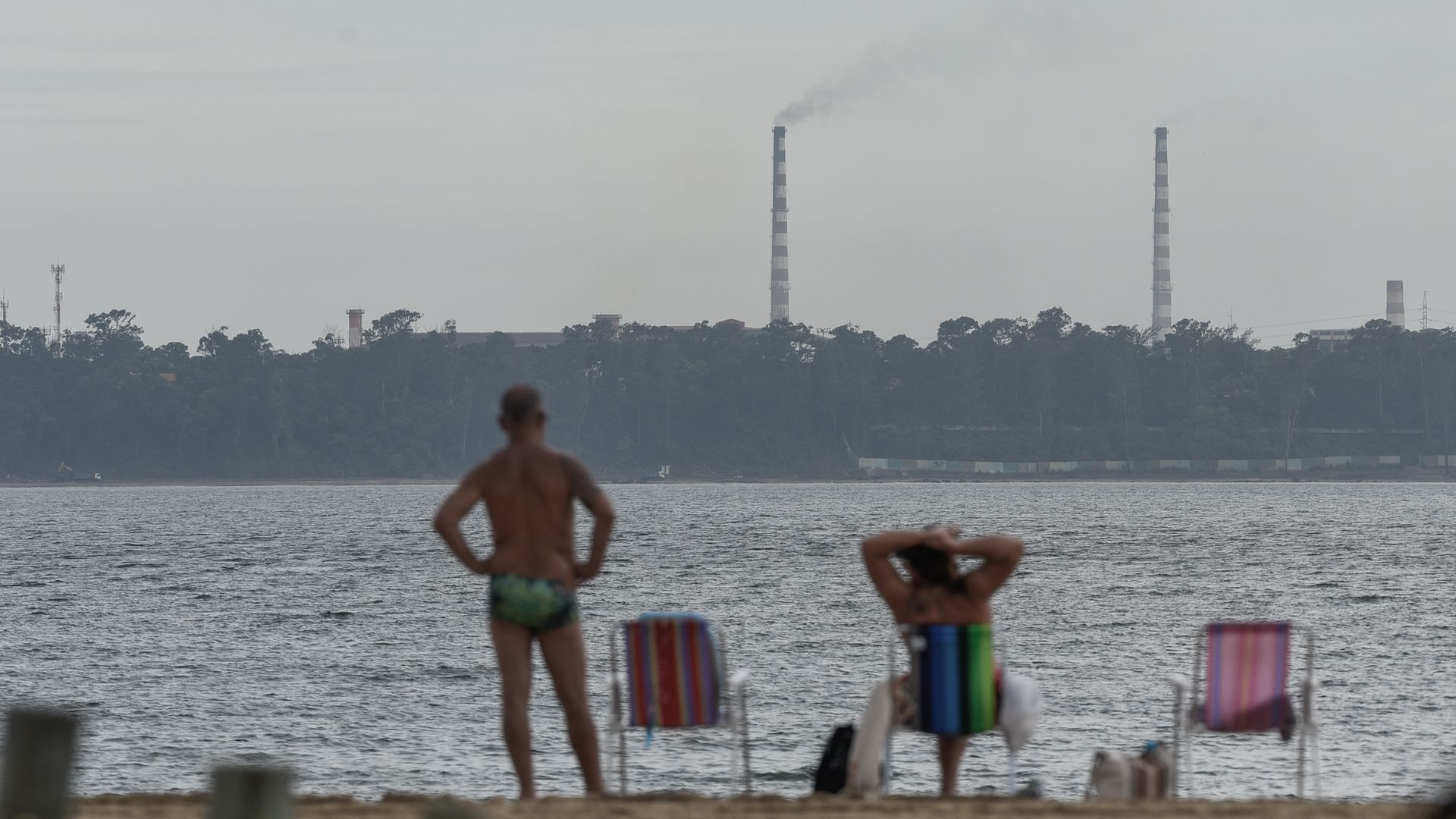 Apesar do tempo encoberto o calor levou muitos banhistas às praias da Grande Vitória